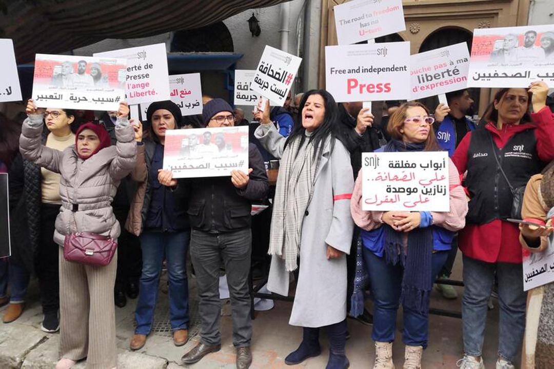 Demonstration für die Pressefreiheit vor einem Gericht in Tunis