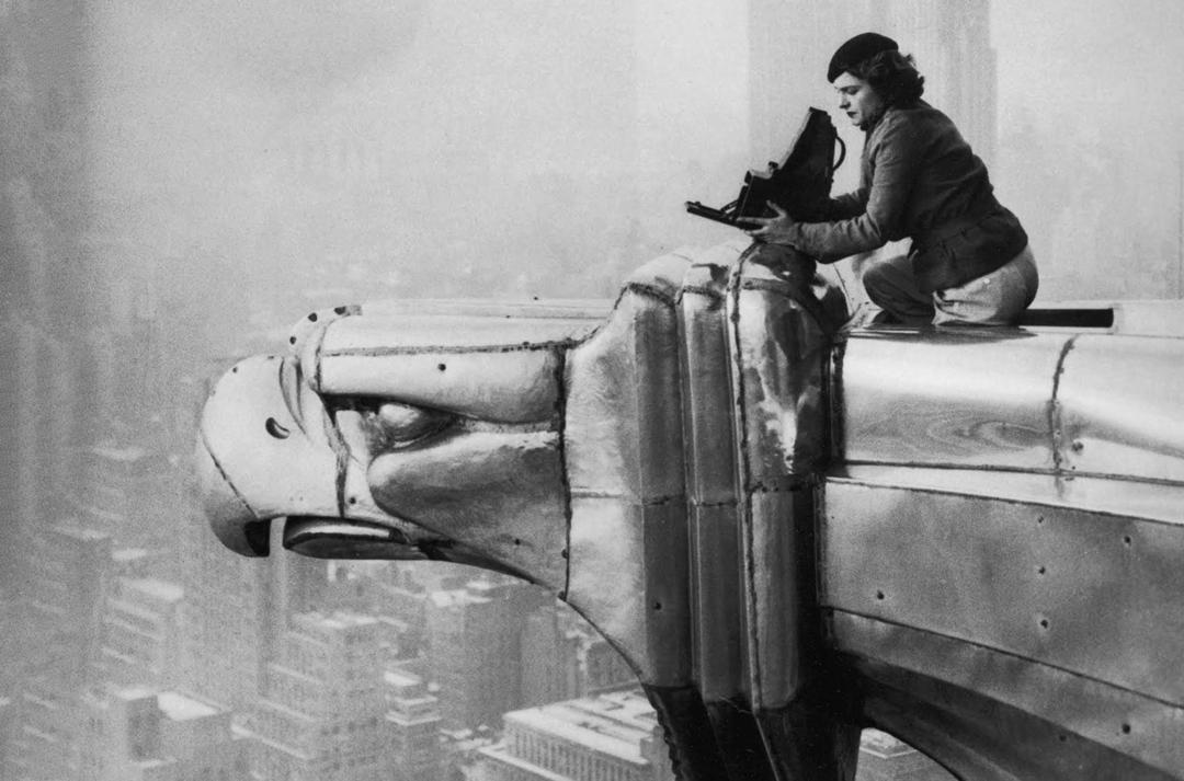 Szene aus "Drei Frauen - Ein Krieg": Reporterin Margaret Bourke-White 1934 auf dem Chrysler Building