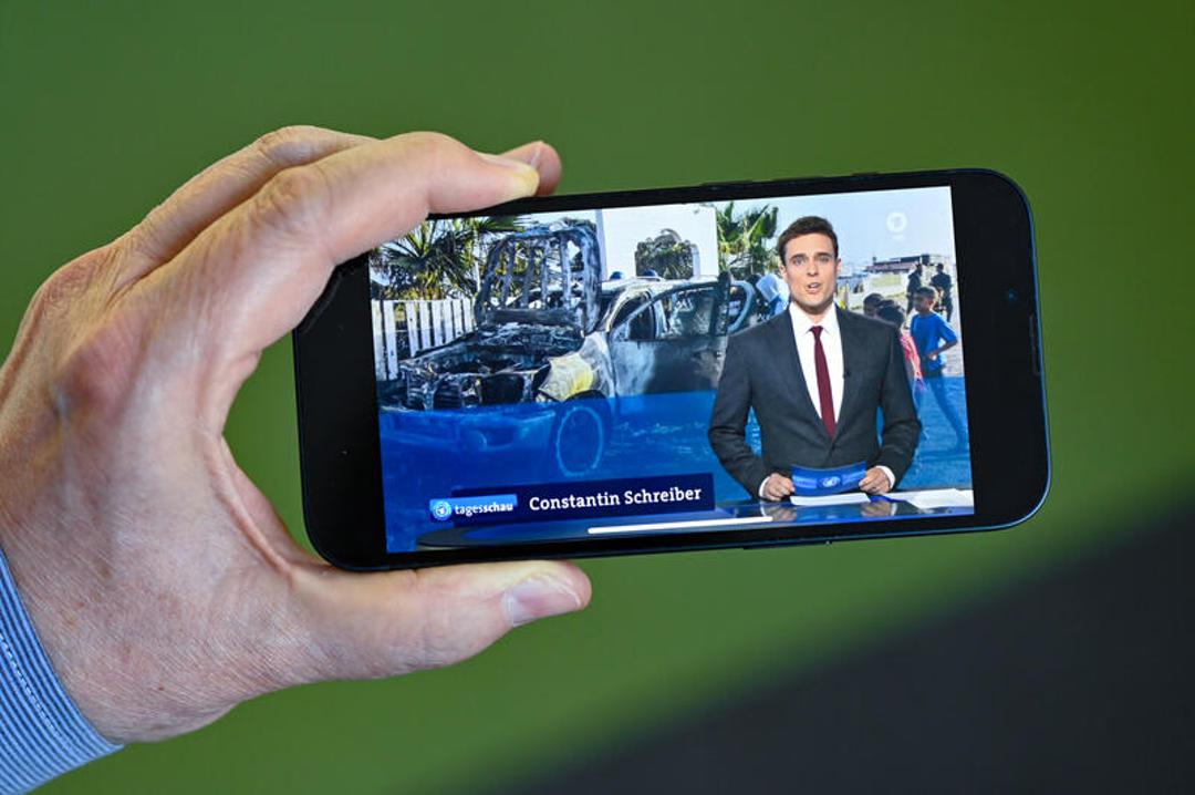 Über Internetangebote wie die "Tagesschau"-App streiten Presseverlage und Sender seit Jahren