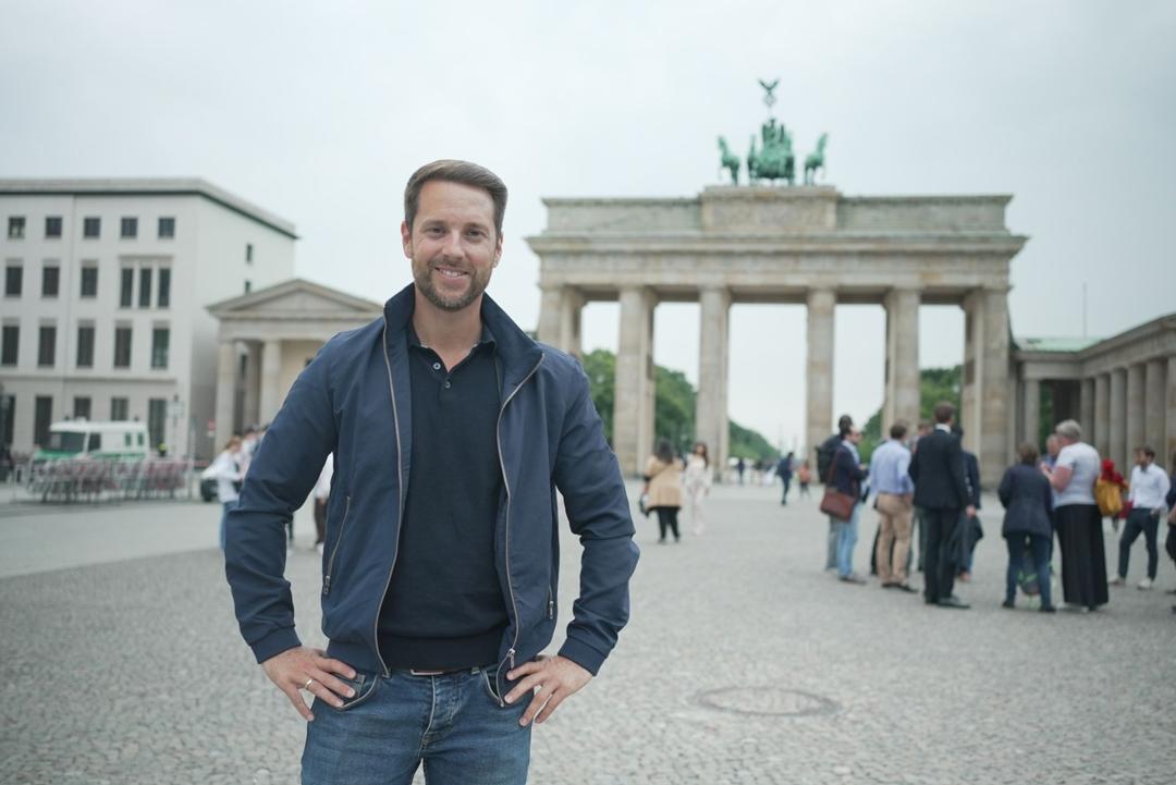 ZDF-Moderator Mirko Drotschmann vor dem Brandenburger Tor in der "Terra-X"-Reihe "Zeitreise Heimat - Berlin"