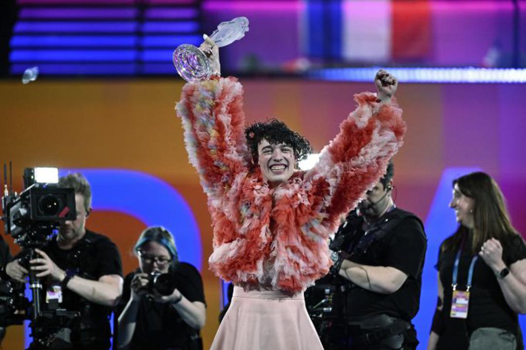 Nemo mit der Siegestrophäe des Eurovision Song Contest