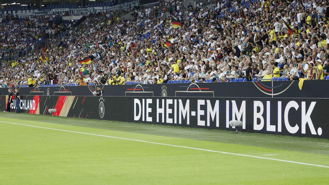 Bandenwerbung beim Fußballspiel Deutschland-Kolumbien im Juni 2023 in Gelsenkirchen