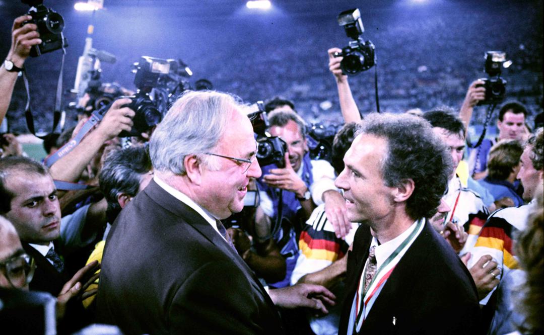 Helmut Kohl und Franz Beckenbauer nach dem WM-Gewinn 1990