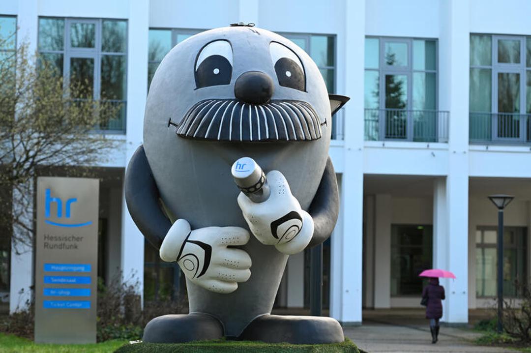 HR-Maskottchen "Onkel Otto" vor dem Gebäude des Senders im Frankfurter Stadtteil Dornbusch