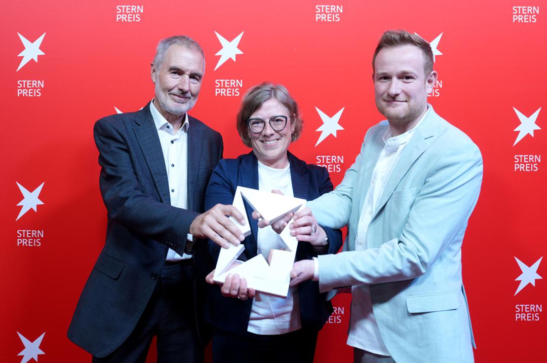 Katja Auer (Mitte), Klaus Ott (links) und Andreas Glas (rechts) von der SZ gewannen den Stern-Preis 2024