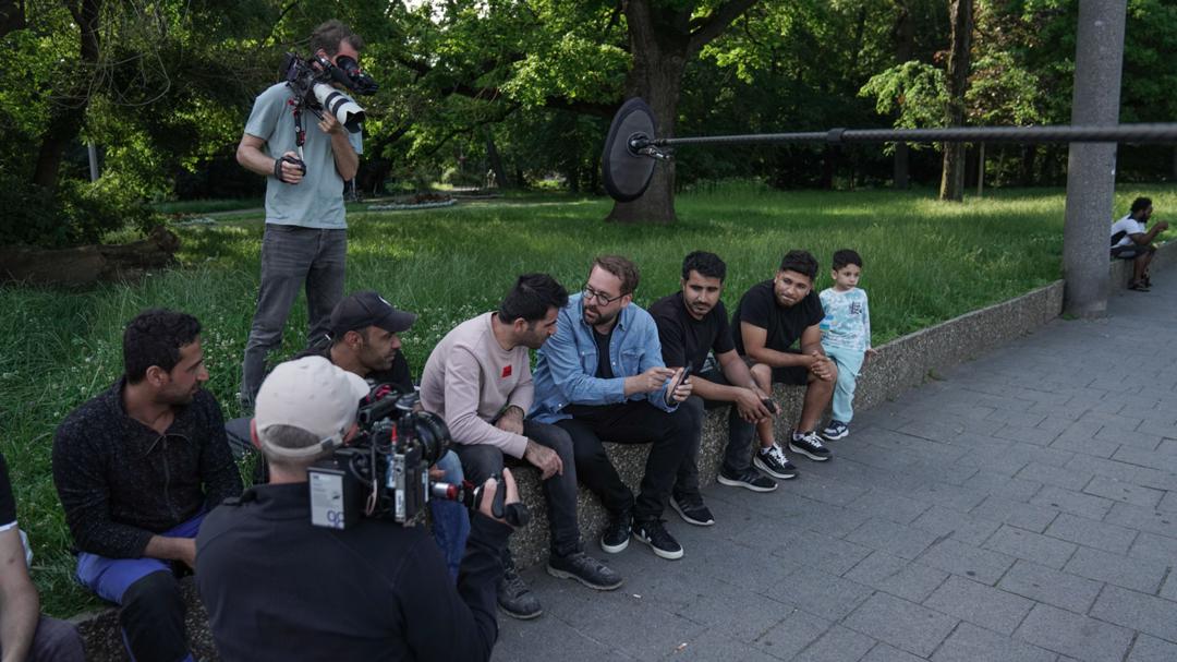 Paul Ronzheimer (Mitte) bei Recherchen