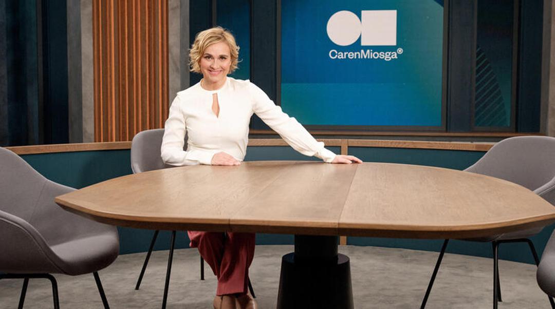 Caren Miosga im Studio ihrer Talkshow