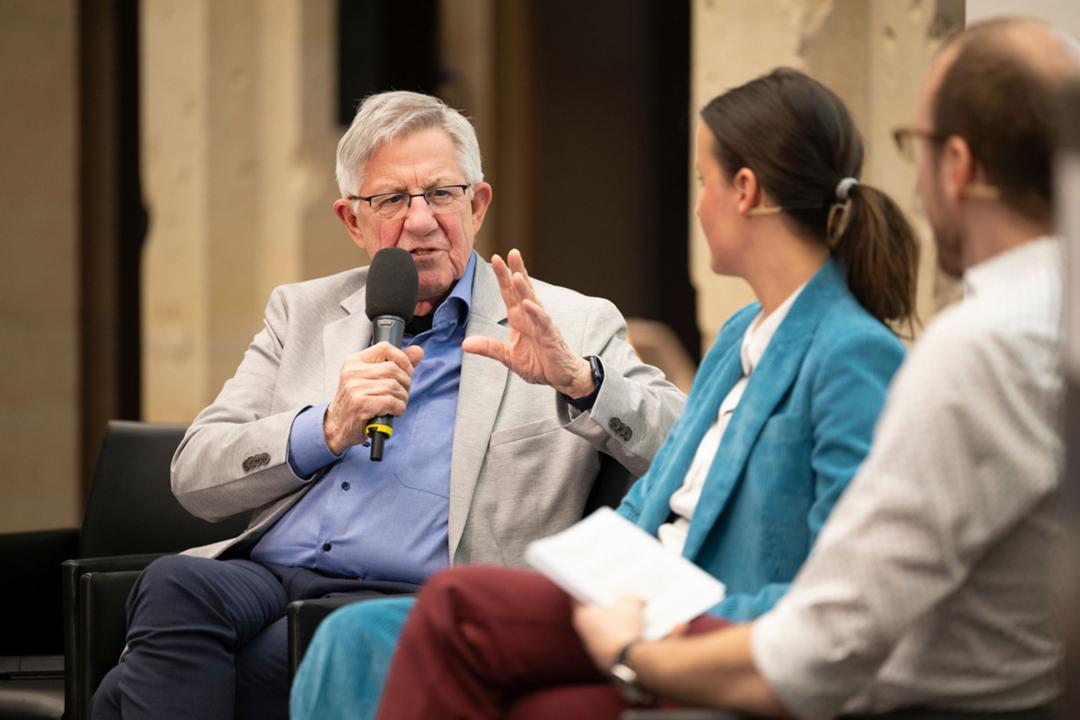 Jürgen Doetz (links) im Gespräch mit Eva Flecken und Moderator Torben Klausa