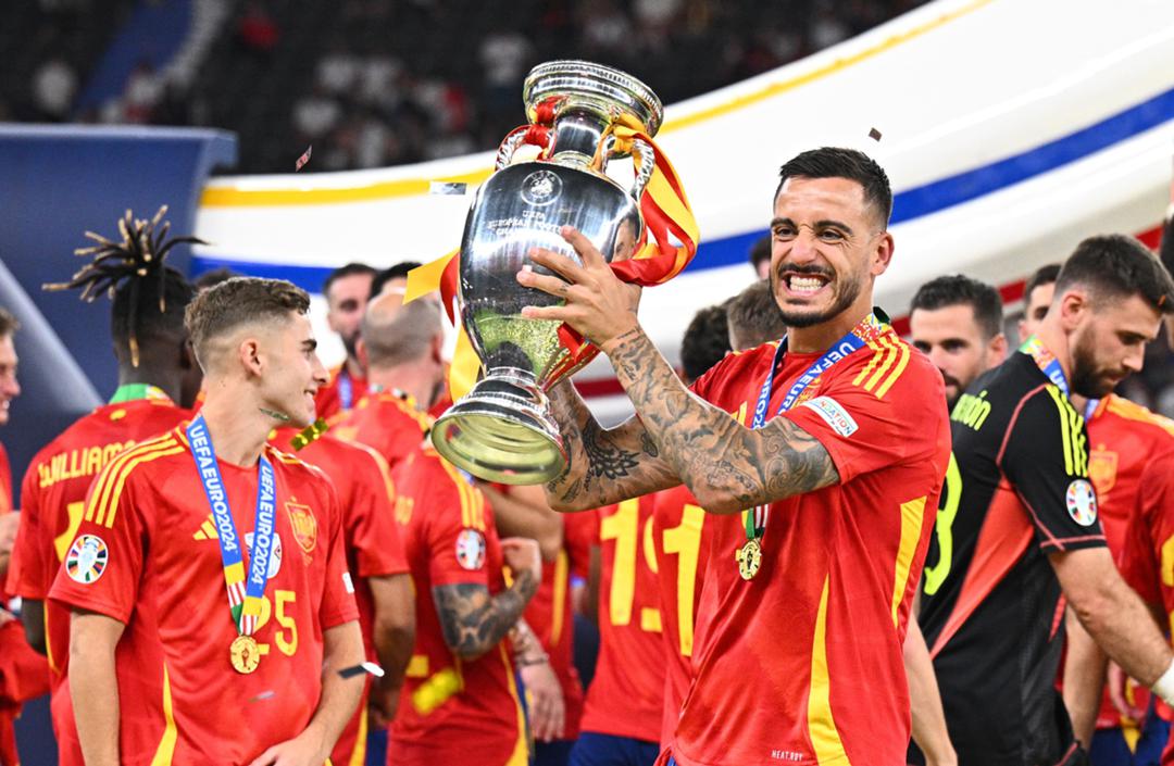 Spaniens Joselu jubelt mit der Trophäe nach dem Sieg im Finale.