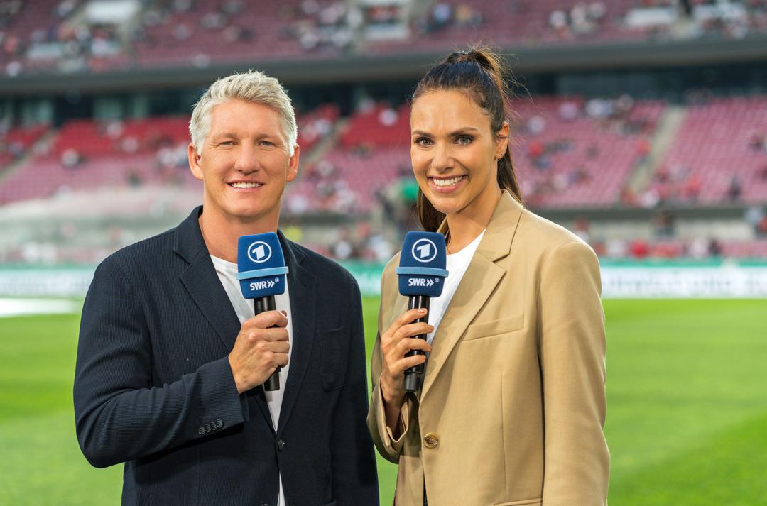 Wie vom Laufsteg: Bastian Schweinsteiger und Esther Sedlaczek waren gern mal im Flirtmodus