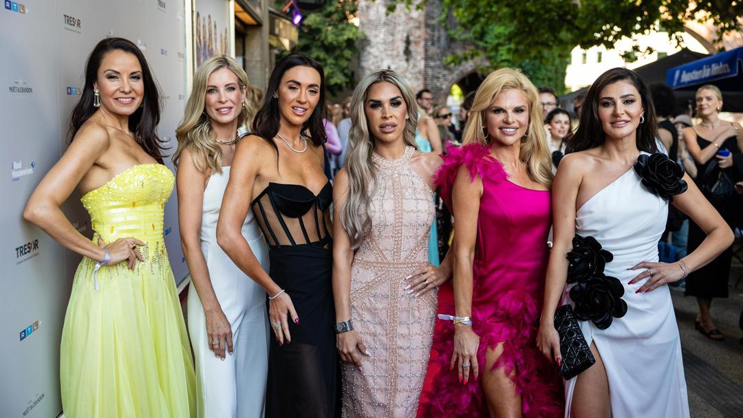 "The Real Housewives of Munich": Joana (l.), Lili, Carina, Pegah, Natalie und Seher