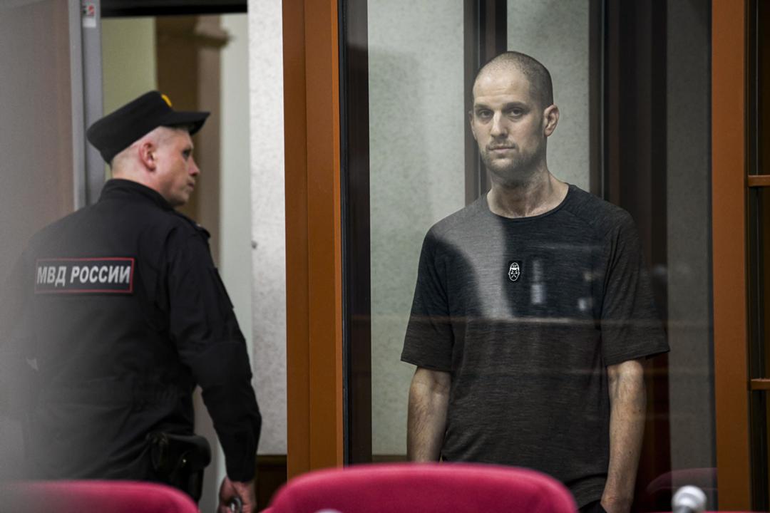 Evan Gershkovich (rechts) am Freitag bei der Urteilsverkündung im Gericht in Jekaterinburg