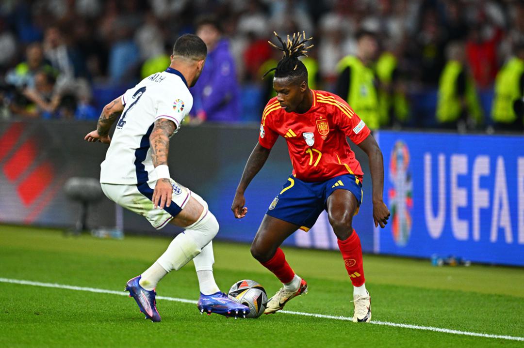 Spaniens Nico Williams (r.) und Englands Kyle Walker kämpfen im Finale der Fußball-Europameisterschaft um den Ball