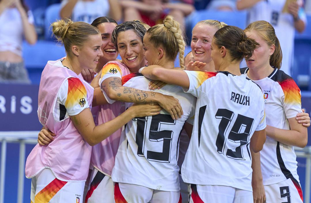 Das deutsche Frauen-Fußballnationalteam nach dem Gewinn der Bronzemedaile bei den Olympischen Spielen in Paris