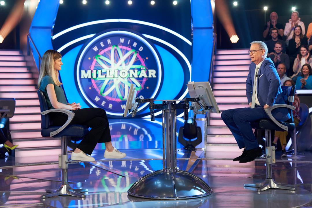 Günther Jauch mit Kandidatin Patricia Grubmiller in einer Folge von "Wer wird Millionär?" im Mai 2024