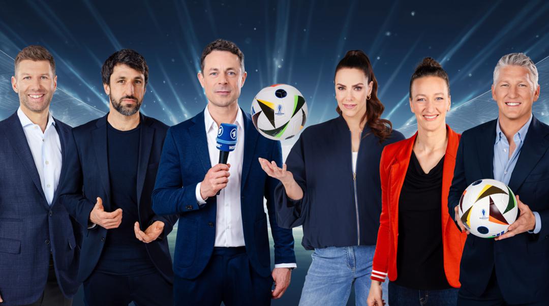 ARD-Experten und Moderatoren bei der Fußball-EM 2024: Thomas Hitzlsperger, Thomas Broich, Alexander Bommes, Esther Sedlaczek, Almuth Schult, Bastian Schweinsteiger (v.l.n.r.)