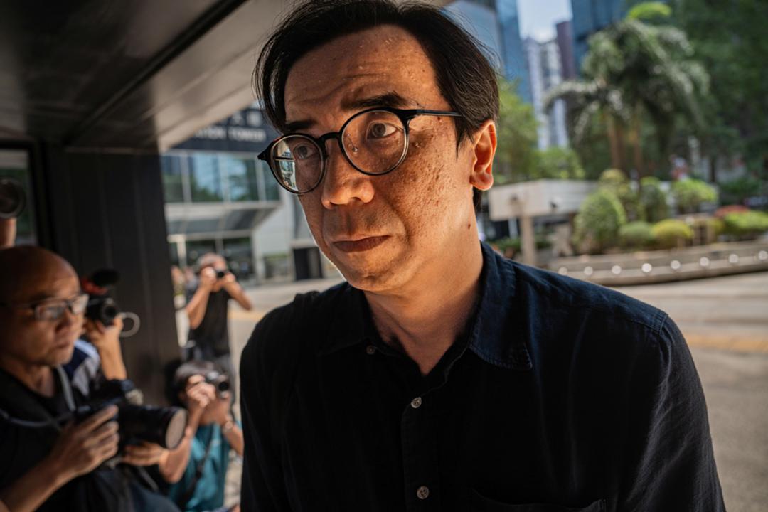 Der Journalist Chung Pui-kuen betritt am Donnerstag das Gericht in Hongkong