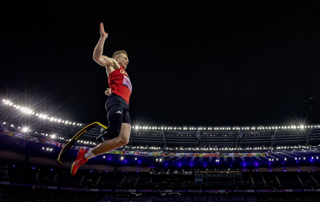 Der deutsche Leichtathlet Markus Rehm holte bei den Paralympics ins Paris die Goldmedaille im Weitsprung