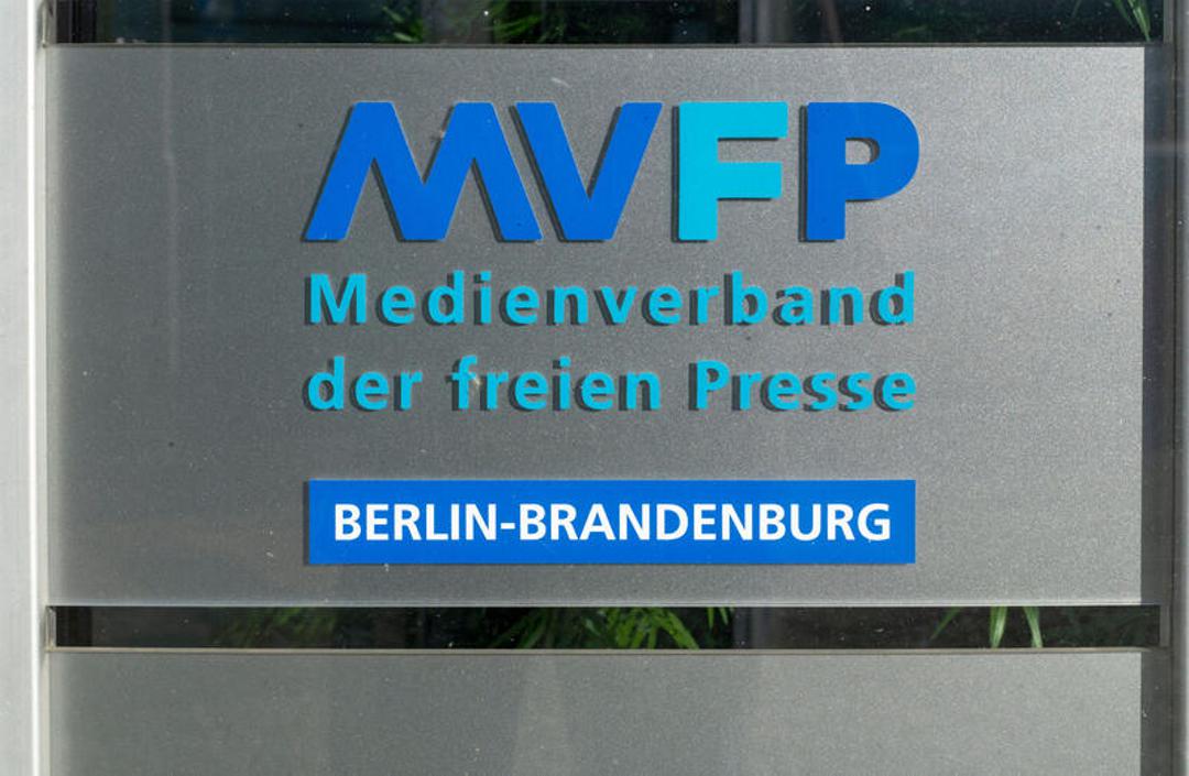 MVFP-Logo am Haus der Presse in Berlin