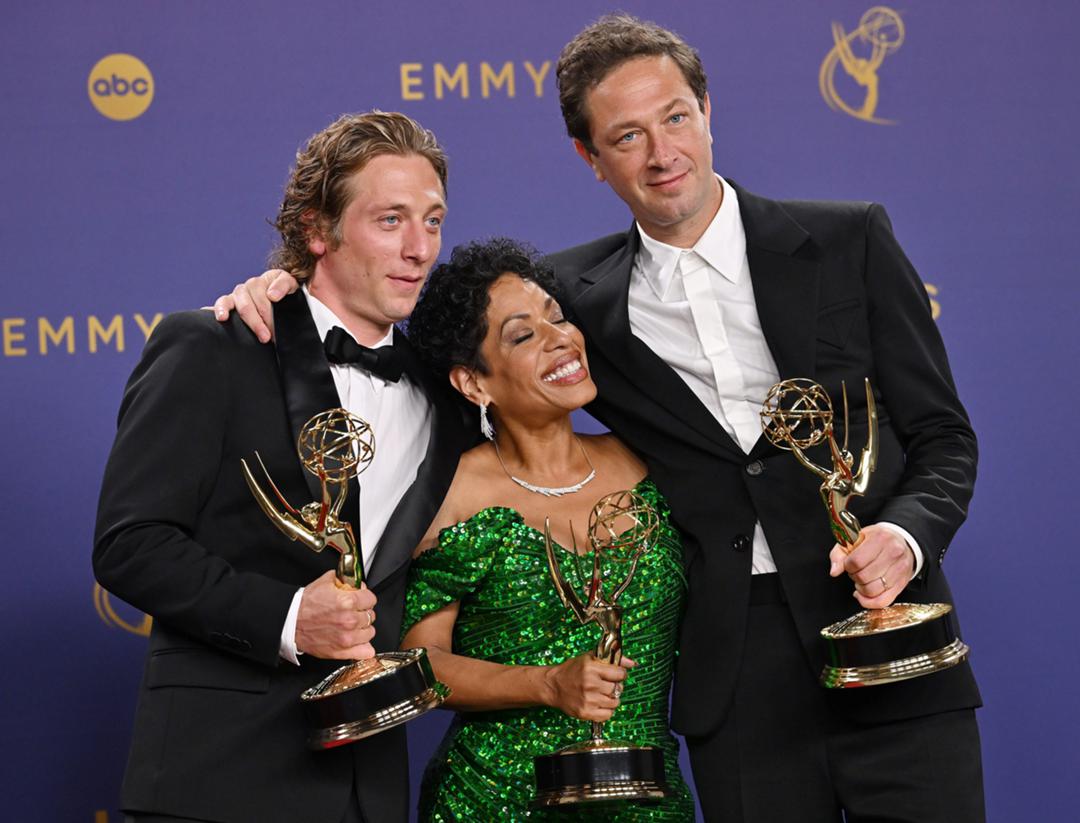 Von der Imbissbude zum Gourmetlokal: Jeremy Allen White, Liza Colón-Zayas und Ebon Moss-Bachrach (v.l.n.r.) aus "The Bear" bei der Emmy-Verleihung