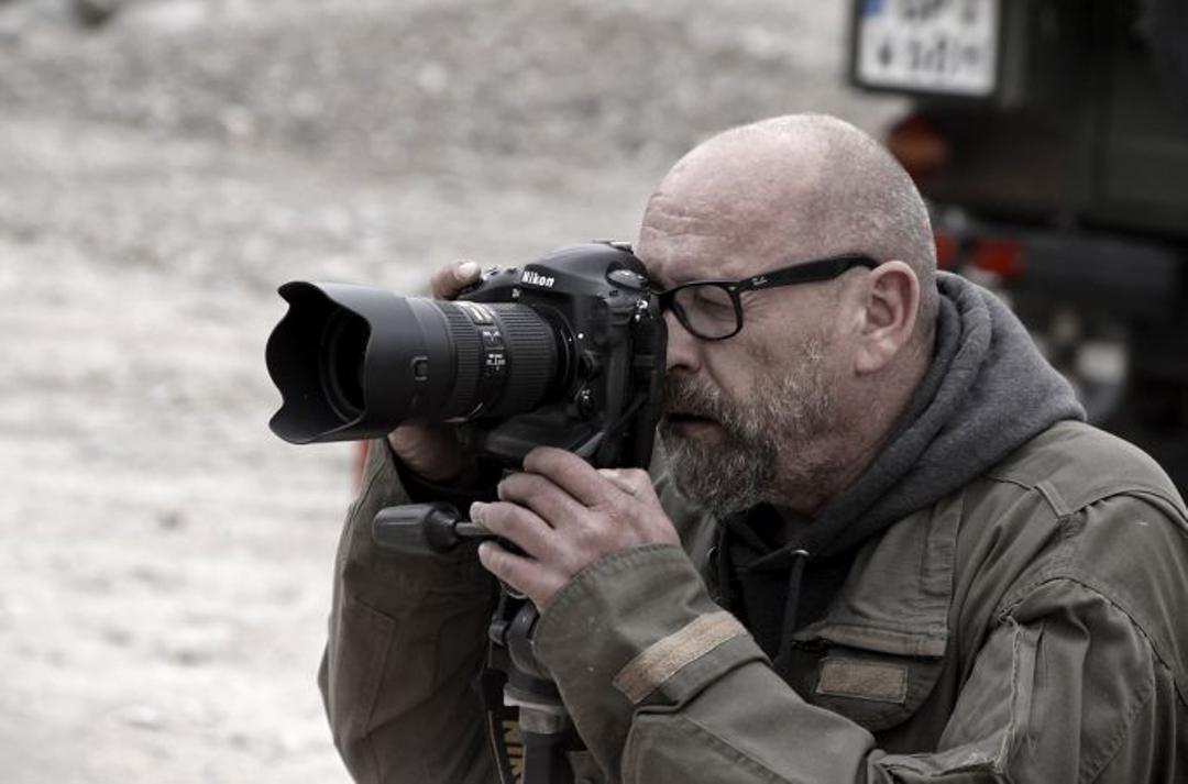 Der Fotograf Andreas Reiner bei der Arbeit