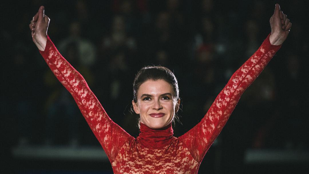 Katarina Witt (Lavinia Nowak) triumphiert in Kopenhagen. Nun wird sie in Lillehammer bei den Olympischen Spielen teilnehmen können