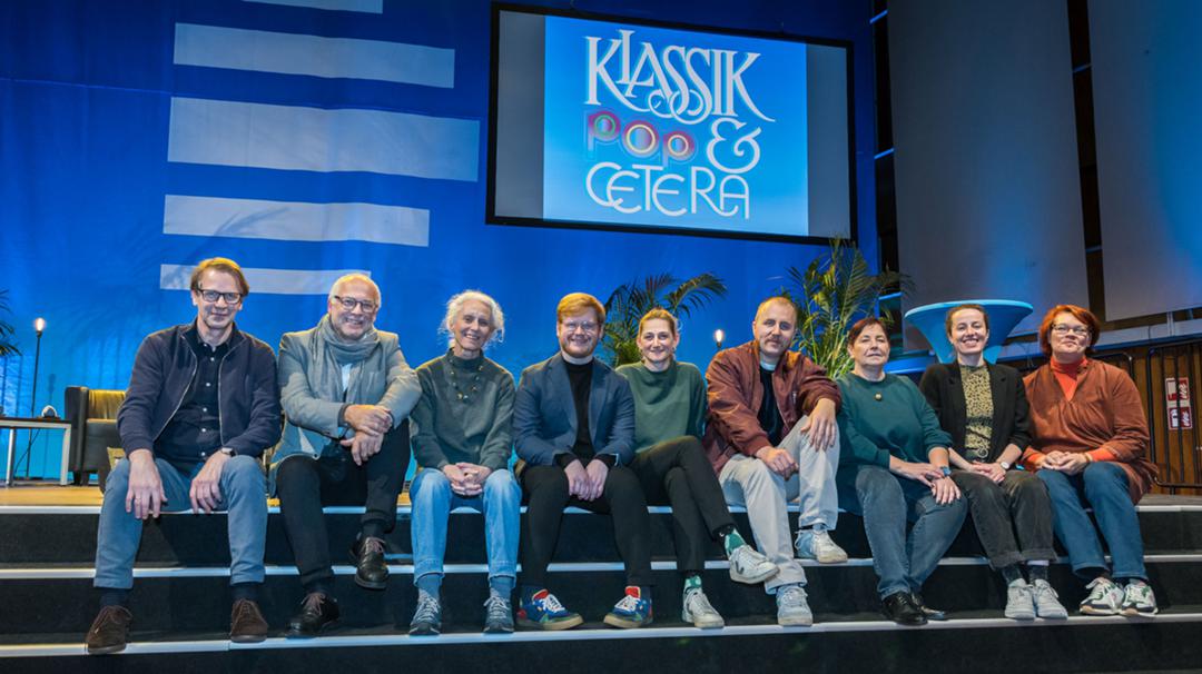 Das Team von "Klassik-Pop-et-cetera" im Jahr 2023 mit Christoph Schmitz (l.) und Maria Gnann (M.) aus der Redaktion