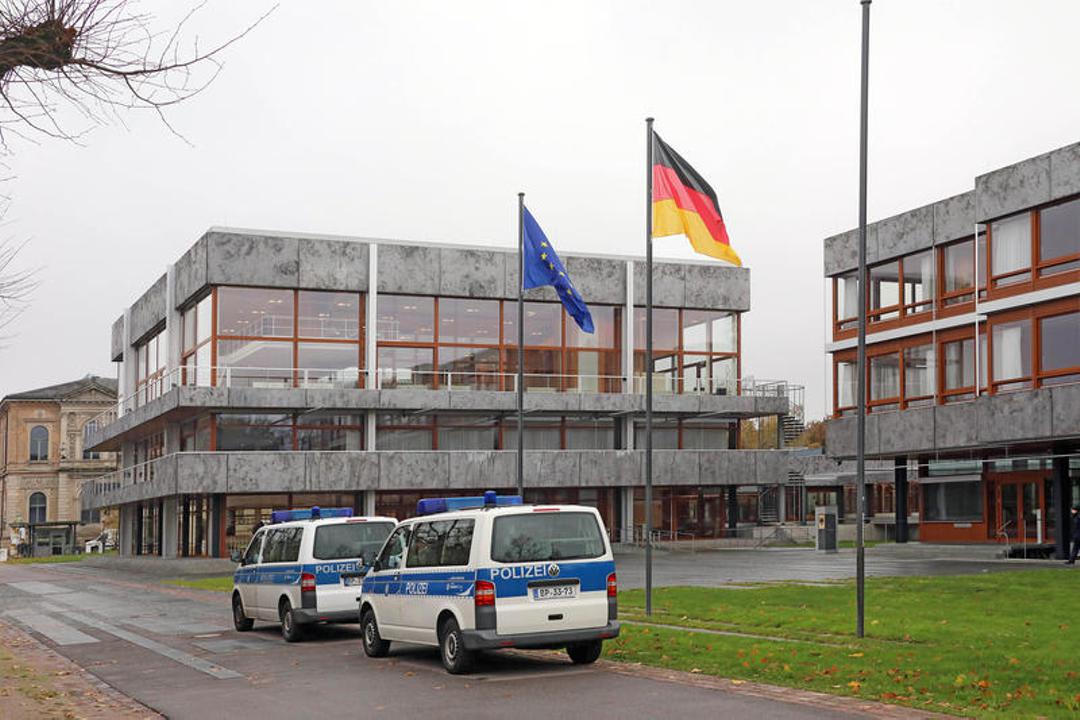 Polizeiwagen vor dem Bundesverfassungsgericht in Karlsruhe