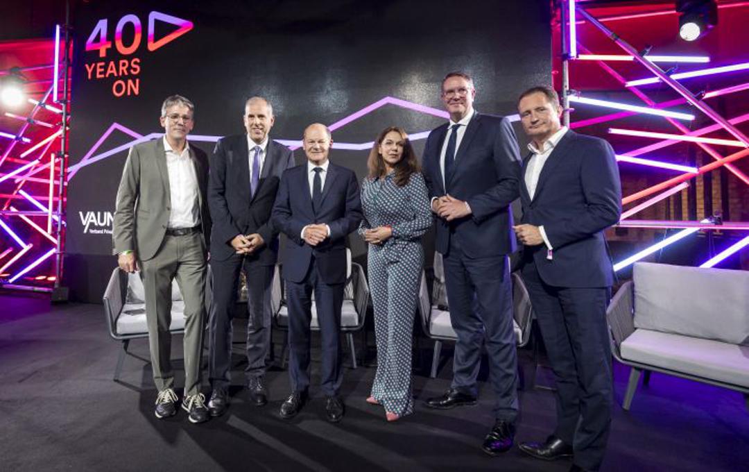 Claus Grewenig, Vorstandsvorsitzender Vaunet, Stephan Schmitter, CEO RTL Deutschland, Olaf Scholz, Moderatorin Tatjana Ohm, Alexander Schweitzer, Ministerpräsident Rheinland-Pfalz, Bert Habets, CEO ProSiebenSat.1 Media SE, auf beim Jubiläumsevent "40 Jahre Private Medien" in Berlin.