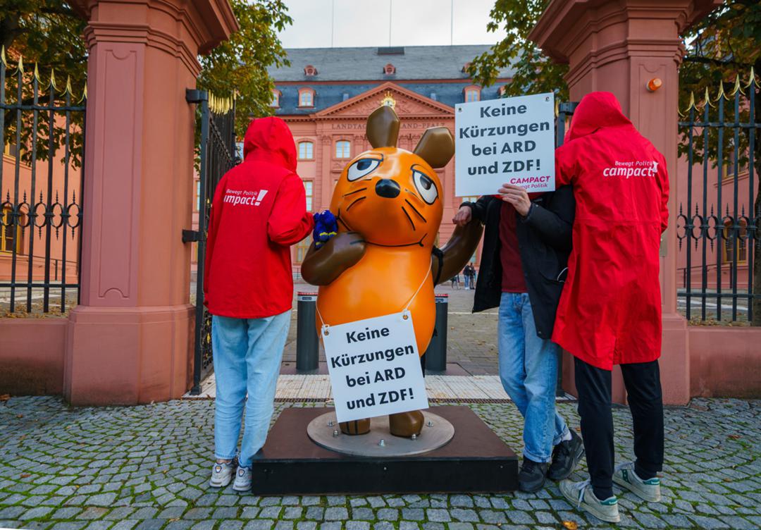 Die entführte Figur der Maus mit Campact-Aktivisten vor dem Landtag in Mainz