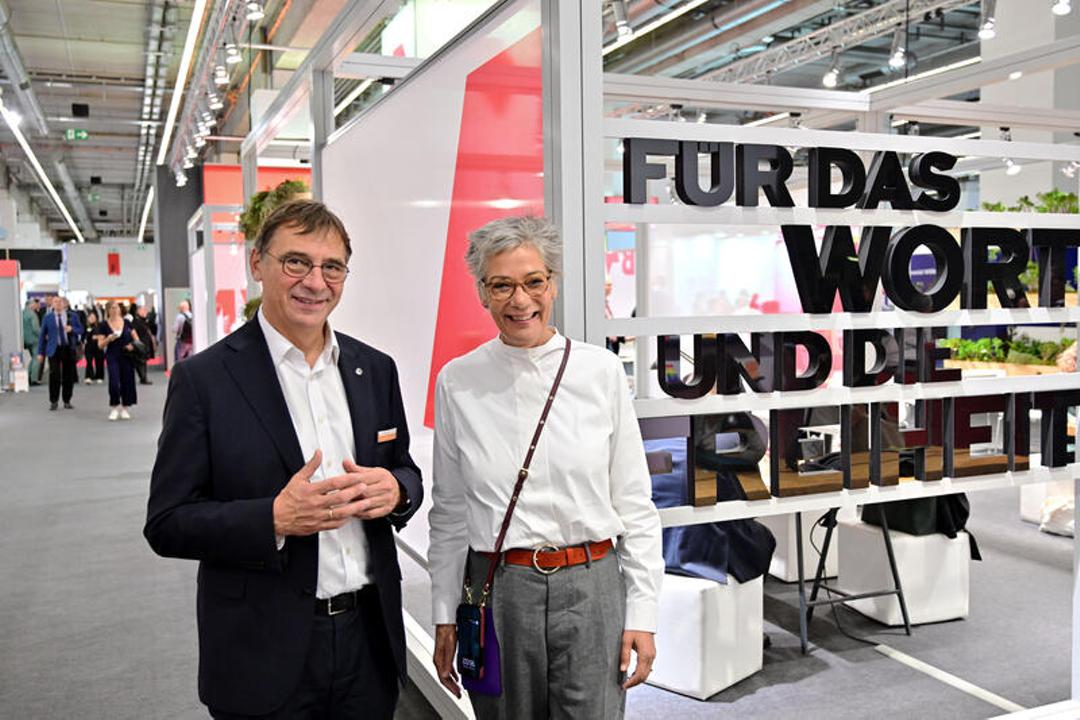 Der hessen-nassauische Kirchenpräsident Volker Jung (l.) und Karin Schmidt-Friderichs, Vorsteherin des Börsenvereins des deutschen Buchhandels, am Donnerstag auf der Buchmesse