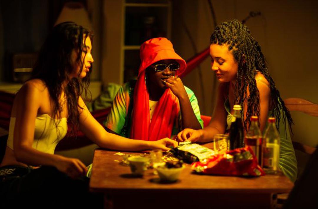 Ani (Maria Mai Rohmann), Coumba (Vanessa Yeboah) und Jamila (Paula Julie Pitsch) schlagen sich mit twentysomethingtypischen Problemen rum