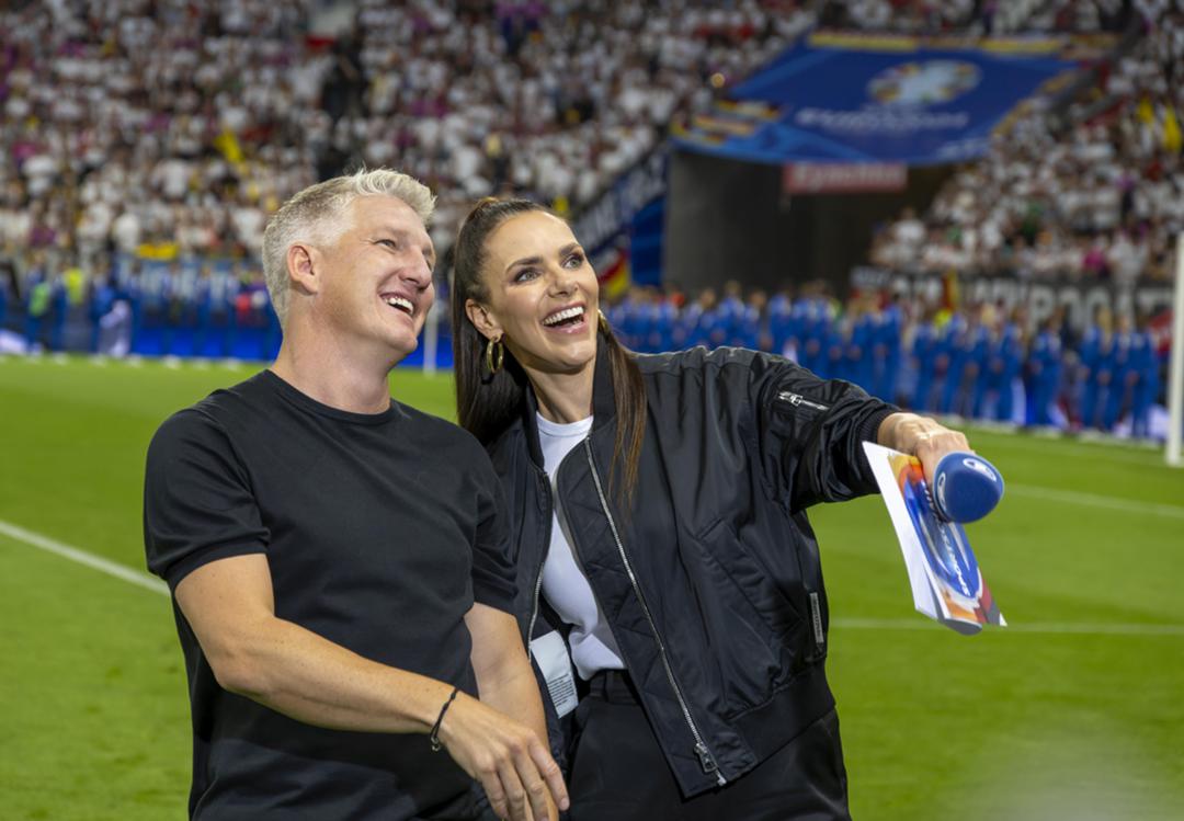 ARD-Experte Bastian Schweinsteiger und Moderatorin Esther Sedlaczek bei der Fußball-Europameisterschaft im vergangenen Juni