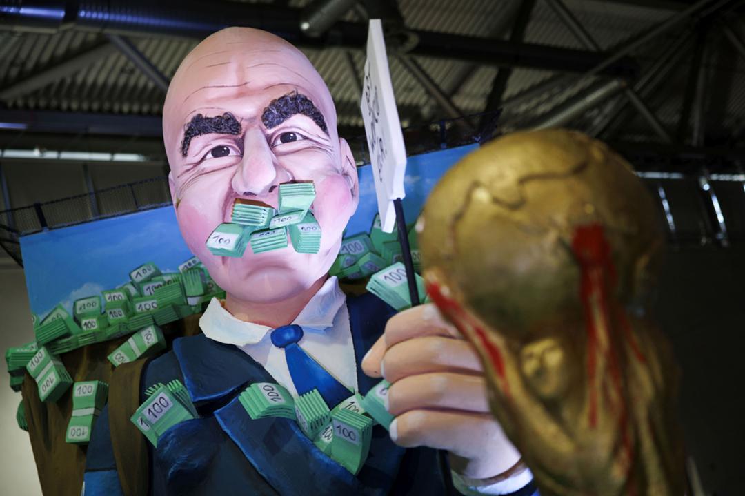 Persiflage auf FIFA-Präsident Gianni Infantino beim Kölner Rosenmontagszug 2023