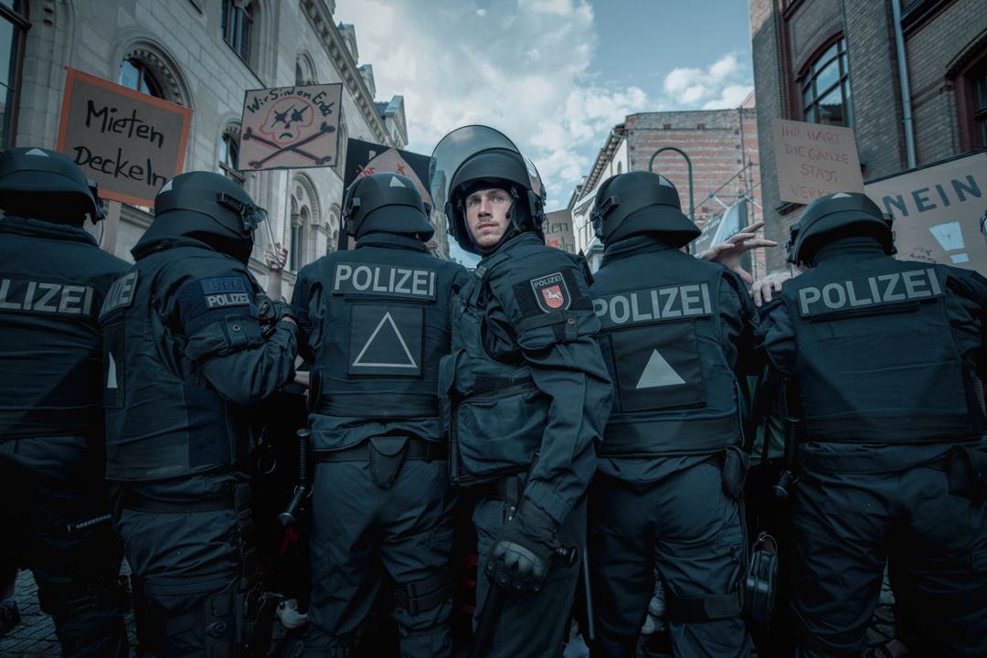 Jan Vogt (Justus Johanssen) mit seinen Kollegen im Einsatz bei einer Demonstration in Köln