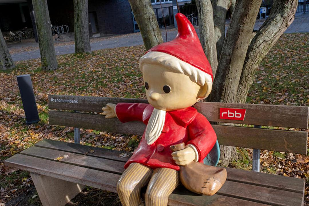 Fernsehfigur Sandmännchen mit RBB-Logo in Berlin