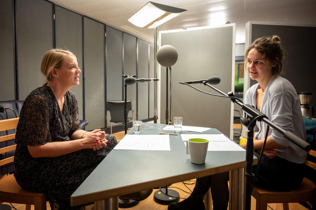 Katrin Wichmann (links) und Luise Heyer im Hörspiel-Studio beim RBB