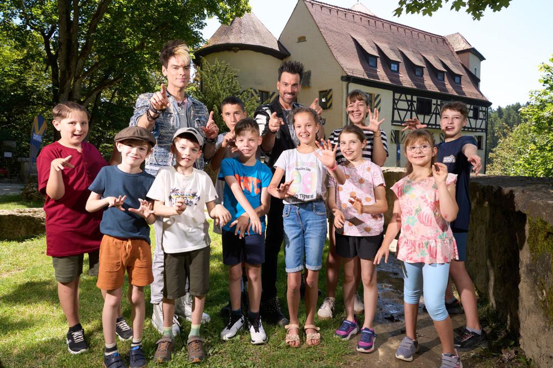 Die Ehrlich Brothers und die zehn Kinder, die in "Magic Moves" Zaubertricks lernen