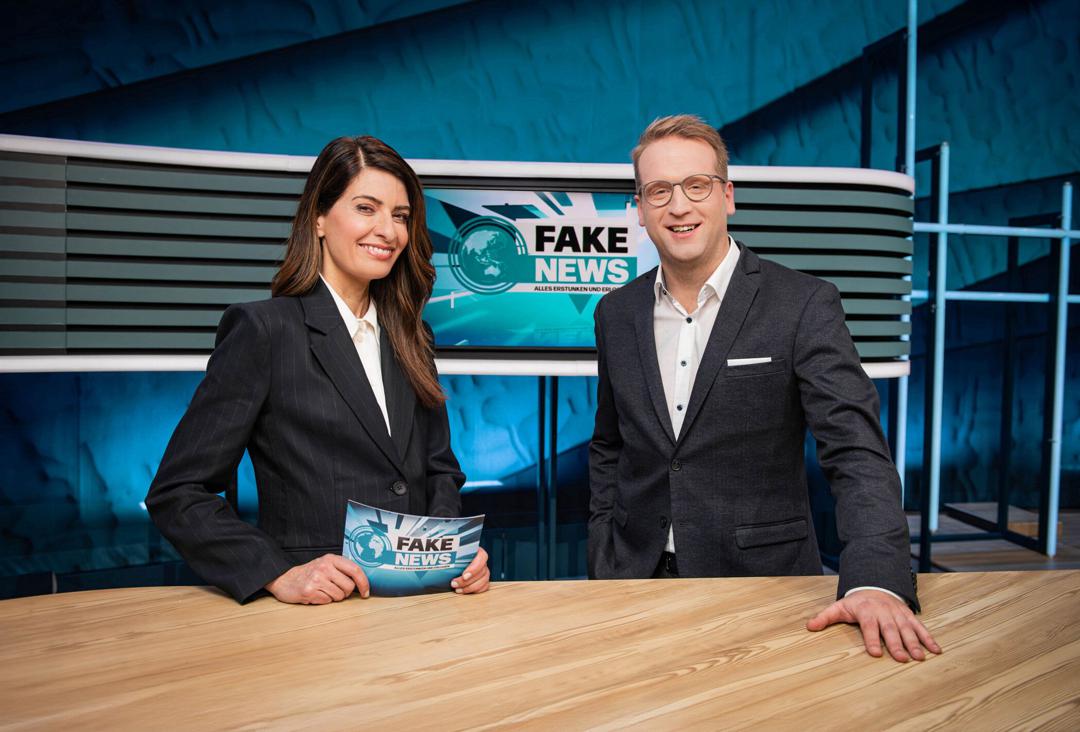 Linda Zervakis und Benni Stark im Nachrichenstudio von "Fake News"