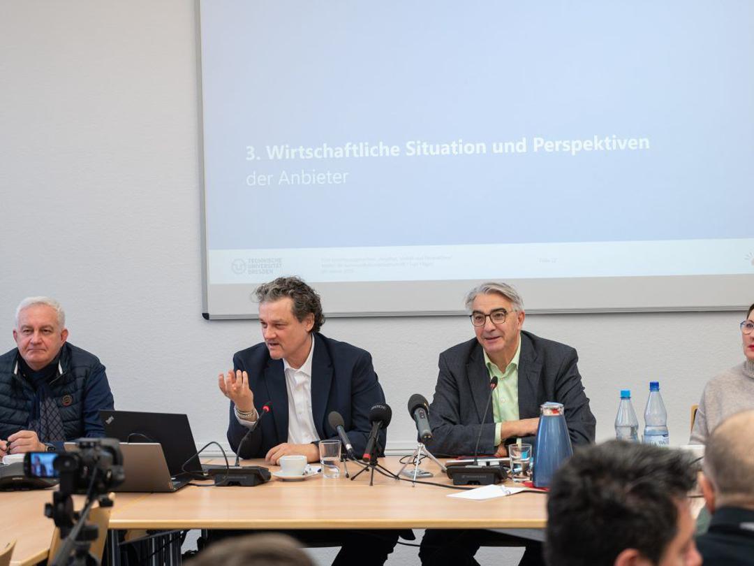 Professor Lutz Hagen und TLM-Direktor Jochen Fasco bei der Präsentation der Studie zur Lokalen Vielalt