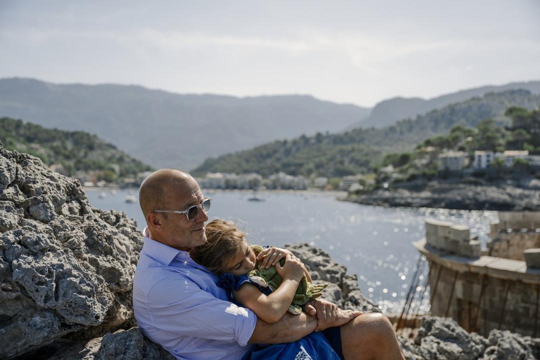 Noch genießt Robert Bischoff (Heino Ferch) mit seiner Tochter Lilly den Urlaub auf Mallorca