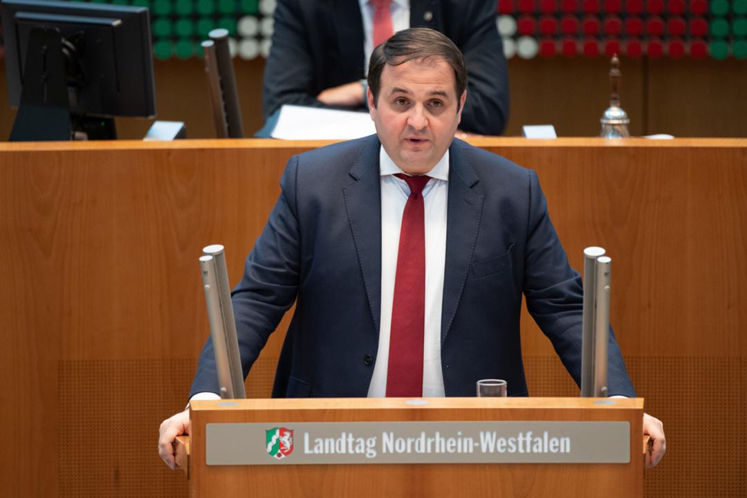 Der nordrhein-westfälische Medienminister Nathanel Limiski (CDU) bei einer Rede im Landtag