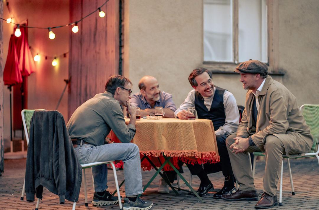 Inspektor Sifkovits (Thomas Stipits, ganz rechts) trifft in Stinatz seine alten Freunde wieder