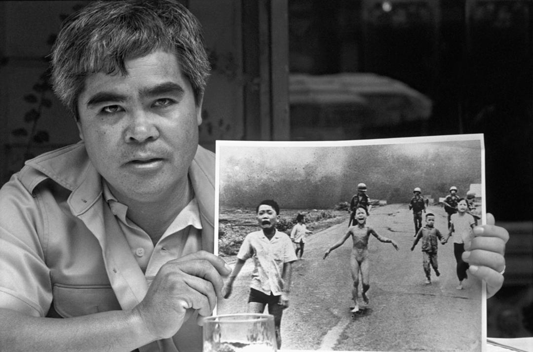 Der vietnamesische Fotograf Nick Ut mit dem berühmten "Napalm-Girl"-Foto beim französischen "Visa pour l'Image"-Fotofestival 1991 in Perpignan