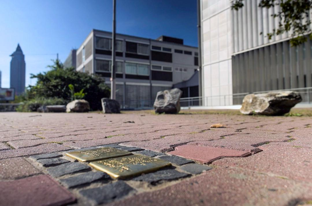 Zwei Stolpersteine erinnern an Menschen, die früher an einem Ort gewohnt haben