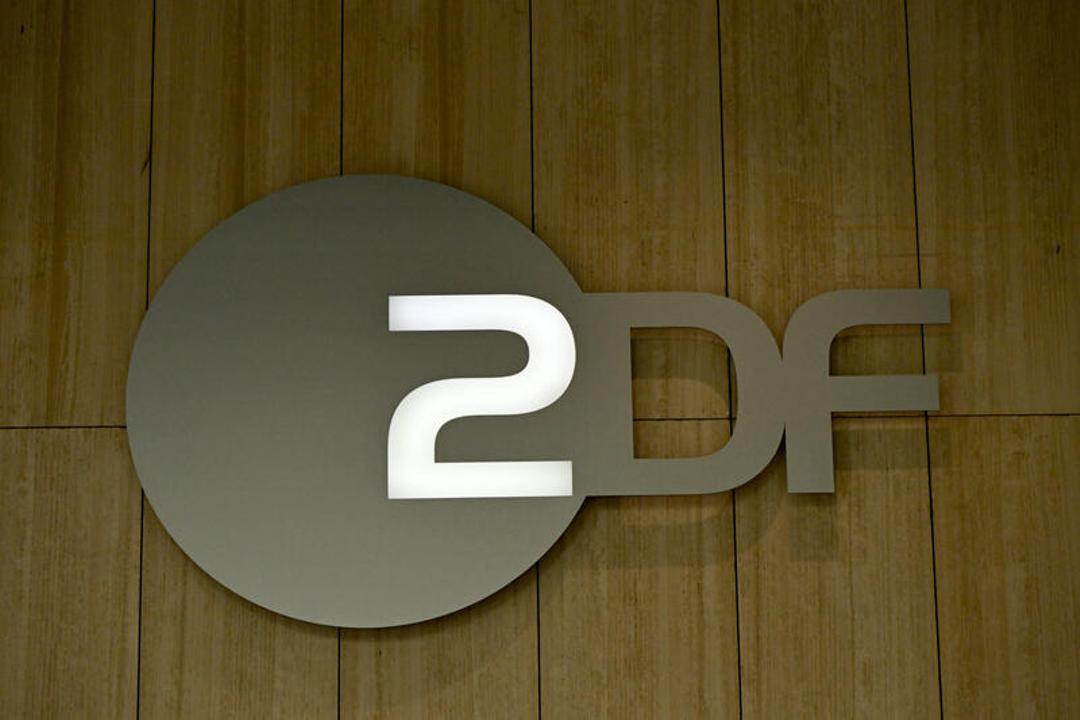 Logo im ZDF-Gebäude in Mainz