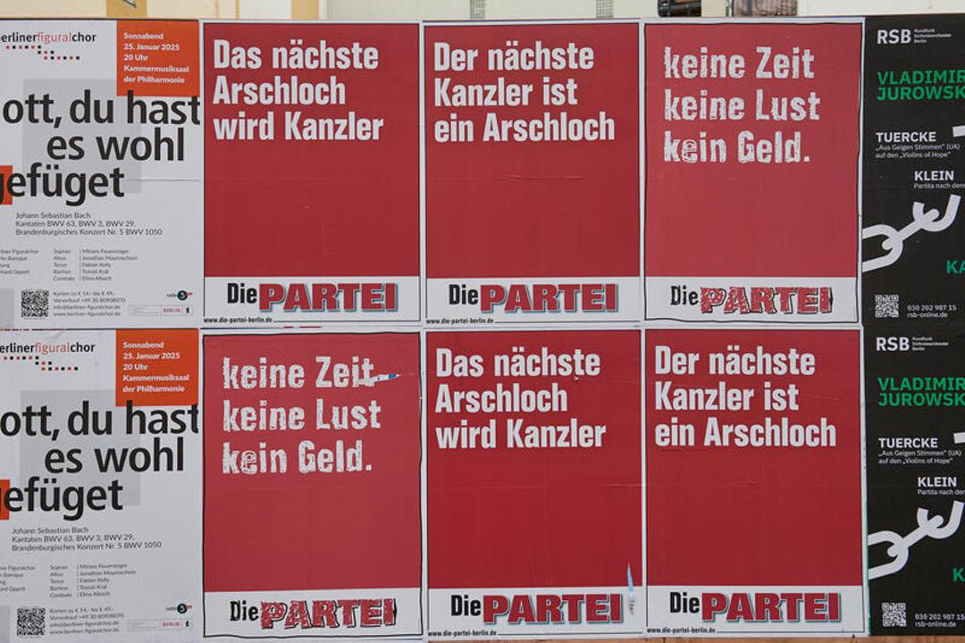 Wahlplakate von "Die Partei" in Berlin zur vorgezogenen Bundestagswahl