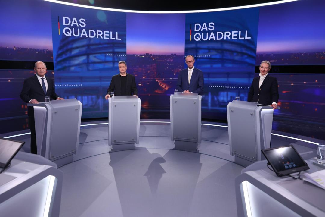 Die Spitzenkandidaten Olaf Scholz (SPD, l.), Robert Habeck (Bündnis 90/die Grünen), Friedrich Merz (CDU) und Alice Weidel (AfD) beim "Qadrell"