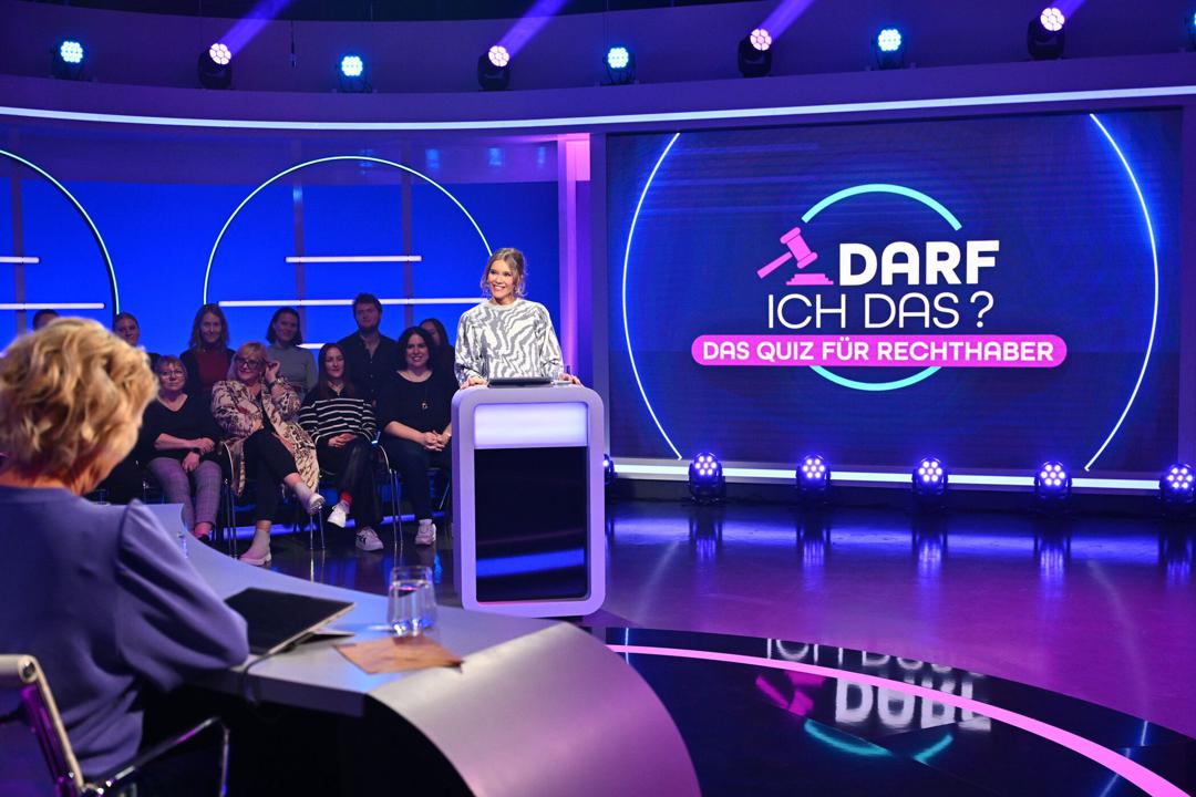 In der Show "Darf ich das?" testet Laura Karasek, was ihre Gäste über Recht im Alltag wissen