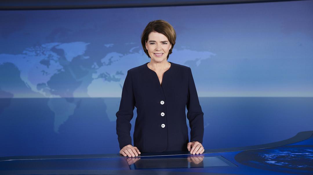 "Tagesschau"-Sprecherin Susanne Daubner hinter dem Moderationstisch im Studio